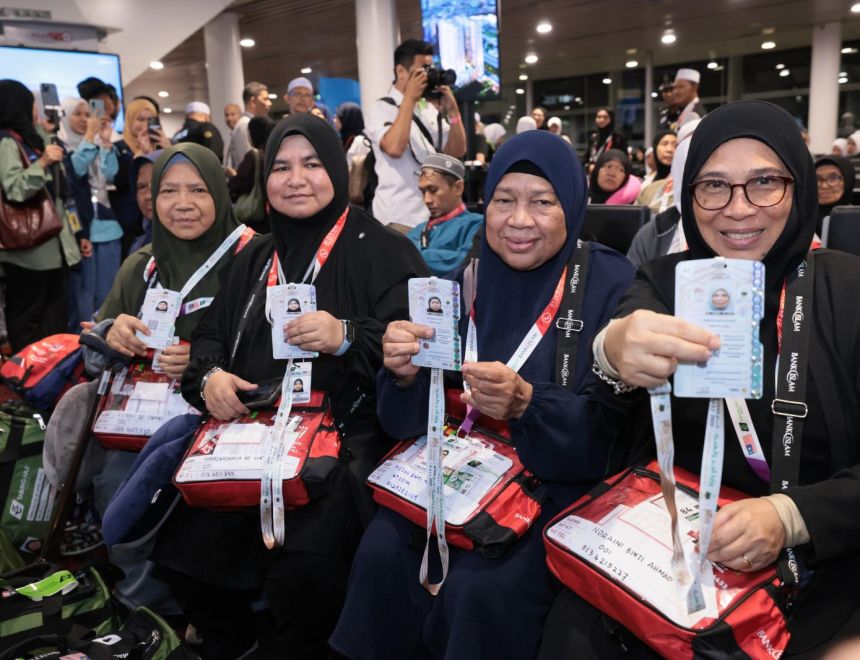  For the First Time in Hajj 2025:"Nusuk Cards" Distributed Outside Saudi Arabia – Malaysian Pilgrims Receive the First Batch