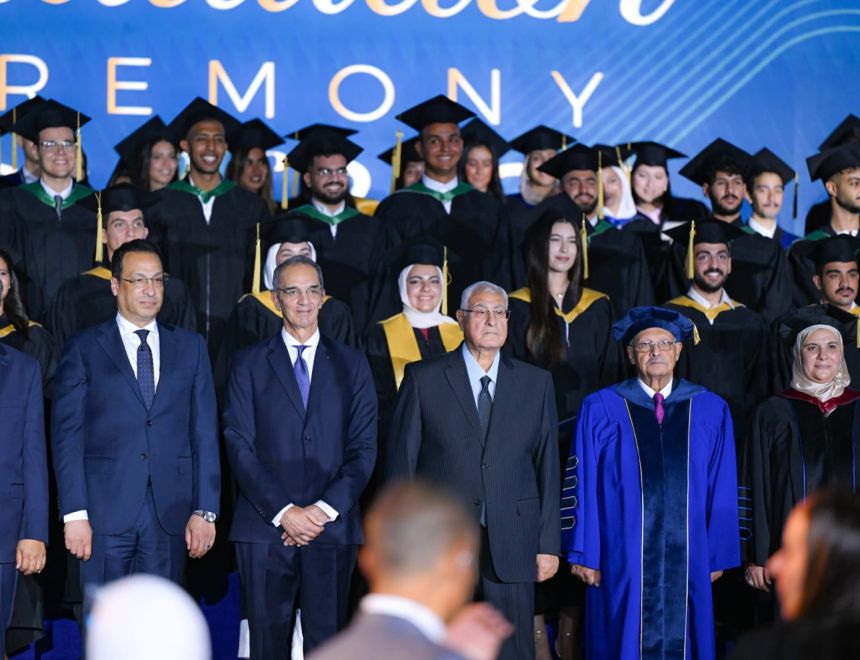 عدلي منصور ووزير الاتصالات يكرمان خريجي الدفعة الأولي لجامعة مصر للمعلوماتية بالعاصمة الإدارية الجديدة