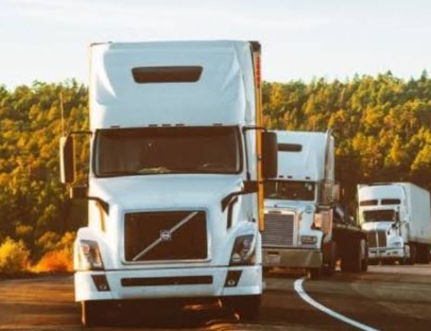 من نوفمبر المقبل.. ترامب يفرض رسوماً على الشاحنات والحافلات