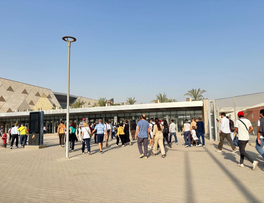 إقبال كبير من الجمهور على زيارة المتحف المصري الكبير في أول أيام افتتاحه رسميا