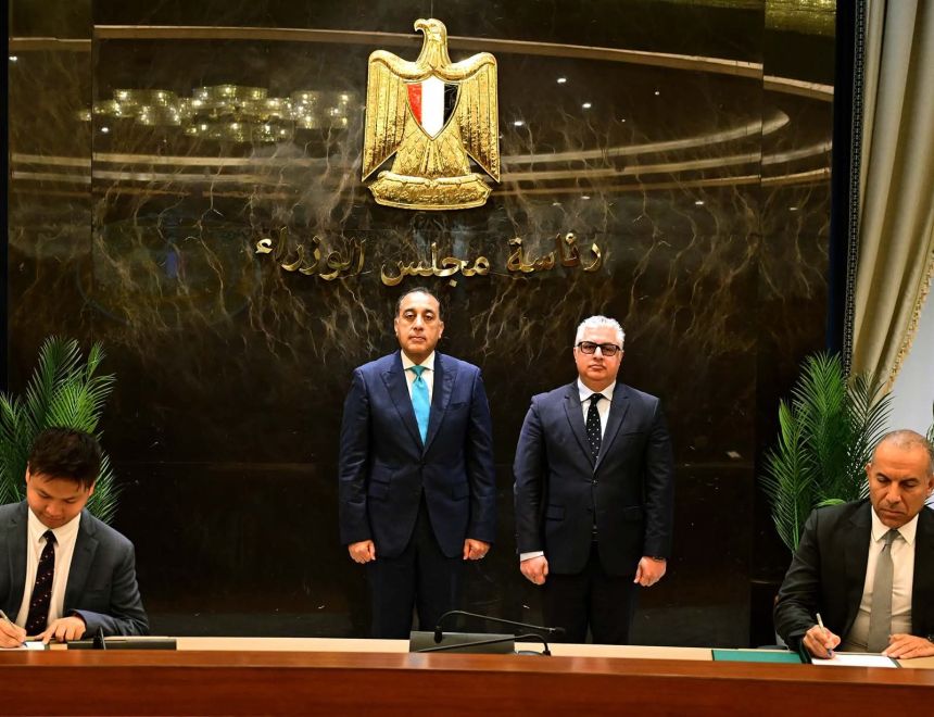 رئيس الوزراء يشهد توقيع عقد إنشاء مجمع متكامل للصناعات الكيميائية الفوسفاتية بالمنطقة الاقتصادية لقناة السويس