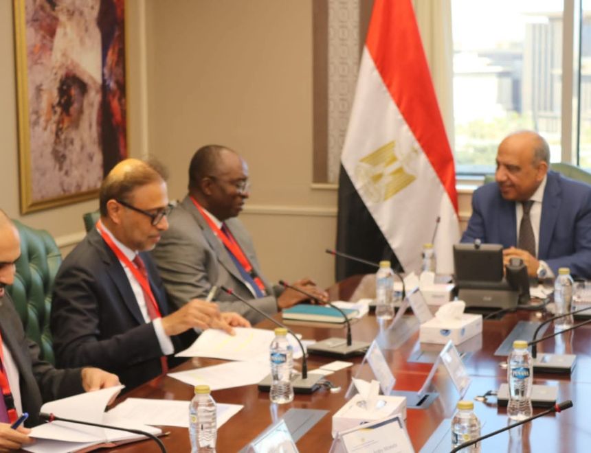 وزير الكهرباء يبحث مع وفد مؤسسة التمويل الدولية "IFC" سبل دعم وتعزيز الشراكة والتعاون في مجالات الكهرباء 