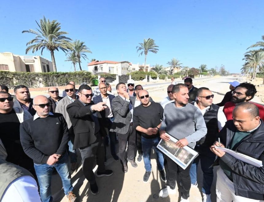 وزير الإسكان يتفقد مشروع "مارينا 8" وتطوير الطريق الرئيسي لمدخل مارينا 5
