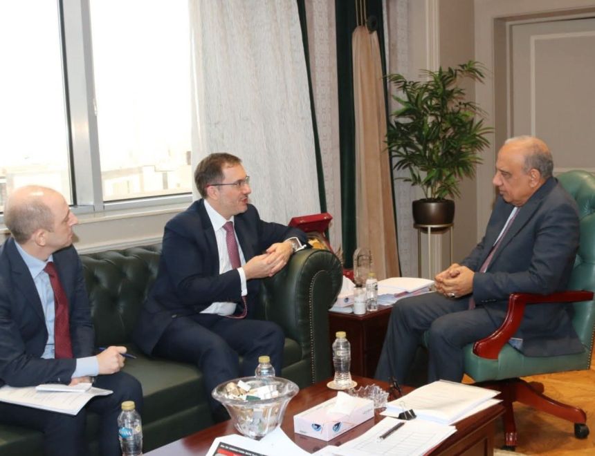 &nbsp;وزير الكهرباء يستقبل سفير بريطانيا بالقاهرة لبحث سبل دعم وتعزيز التعاون والفرص الاستثمارية في مجالات الطاقة المتجددة