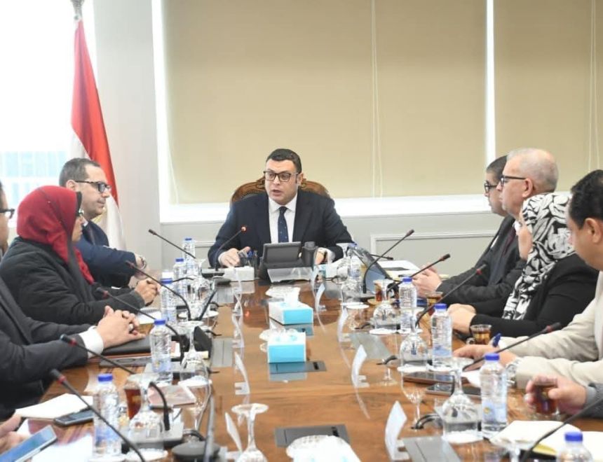 وزير الإسكان يتابع سير العمل بقطاع التخطيط والمشروعات بهيئة المجتمعات العمرانية