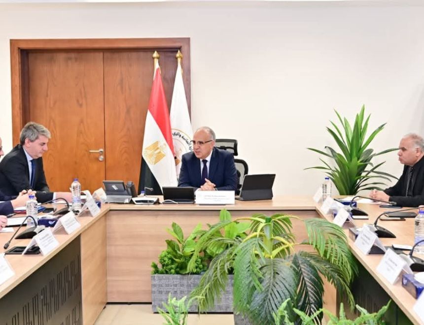وزير الري وممثلي بنك الاستثمار الأوروبي يبحثان تنفيذ مشروعات منظومة الري الحديث