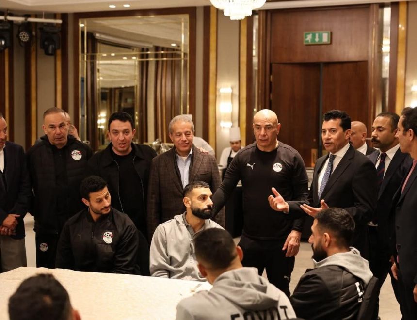 وزير الرياضة يؤازر المنتخب الوطني لكرة القدم ويحفز اللاعبين