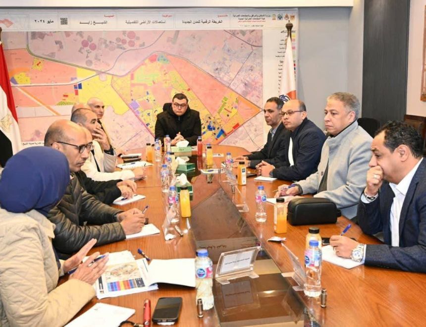 وزير الإسكان يعقد اجتماعاً بمقر جهاز مدينة الشيخ زايد لاستعراض خُطط تطوير الطرق والمحاور