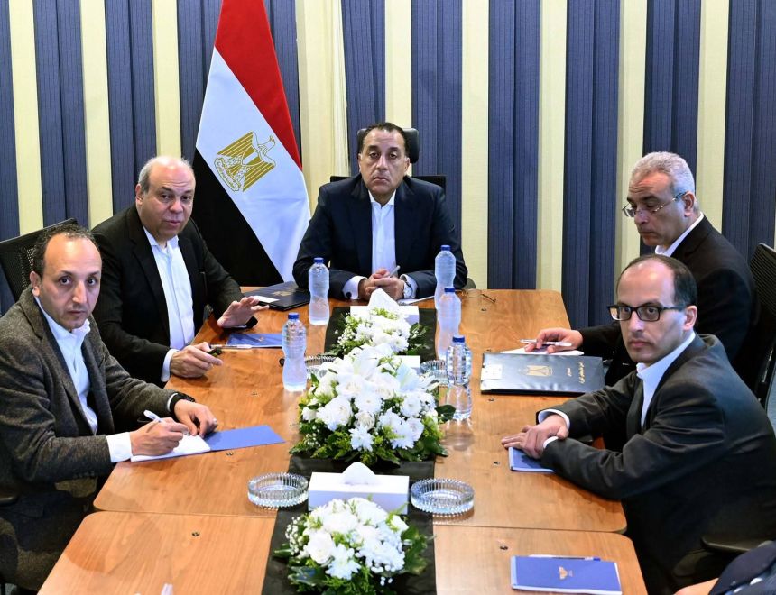رئيس الوزراء يجتمع مع وزير الطيران لاستعراض الرؤية الشاملة واستراتيجيات تطوير شركة مصر للطيران