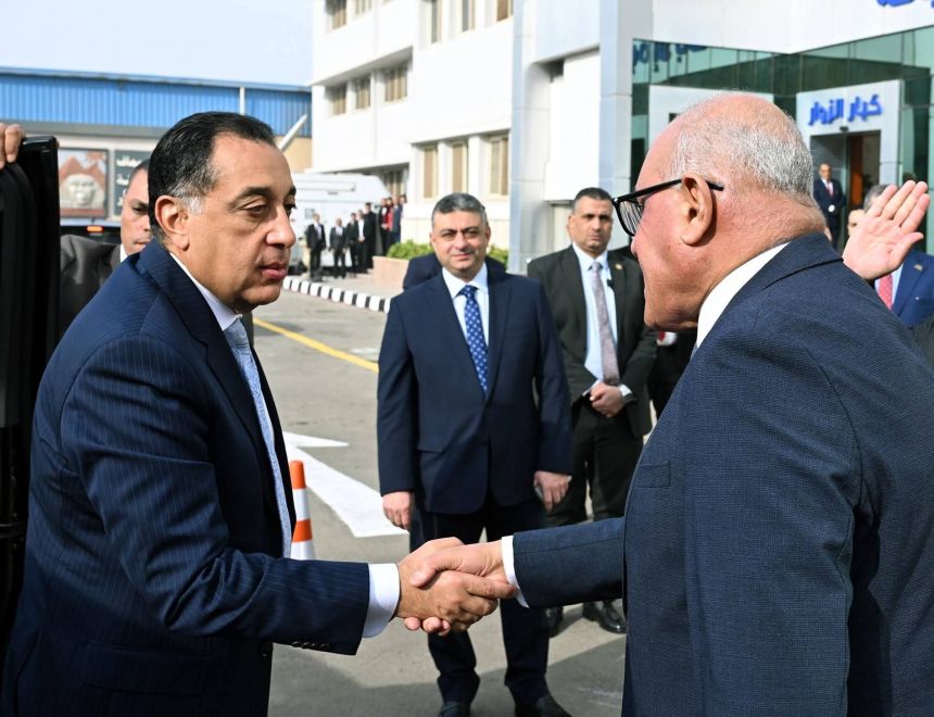 رئيس الوزراء يتفقد أعمال تطوير مصنع عربات السكك الحديدية ومترو الأنفاق "سيماف" بحلوان