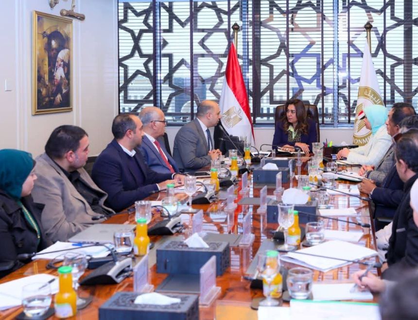 &nbsp;وزير البيئة تبحث مع قيادات جهاز تنظيم إدارة المخلفات الوضع الراهن لتنفيذ منظومة إدارة المخلفات وسبل التطوير