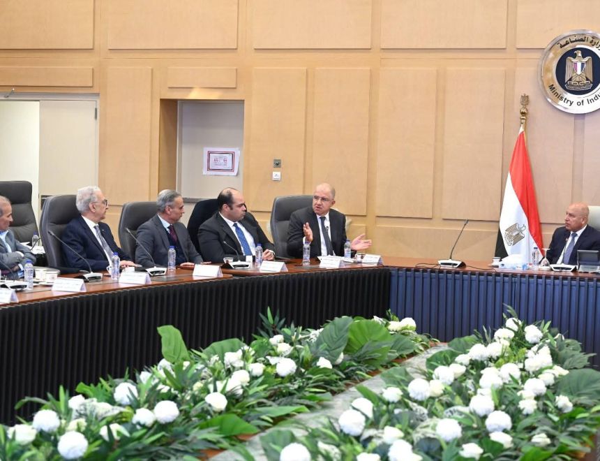 الوزير يبحث سبل تعميق الصناعات الهندسية وزيادة المكون المحلي من الصاج ومستلزمات الإنتاج