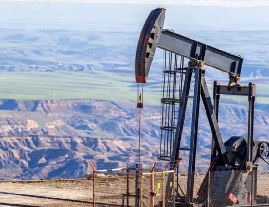 أسعار النفط تتراجع بعد إعلان ترامب عن تسليم فنزويلا ملايين البراميل لواشنطن