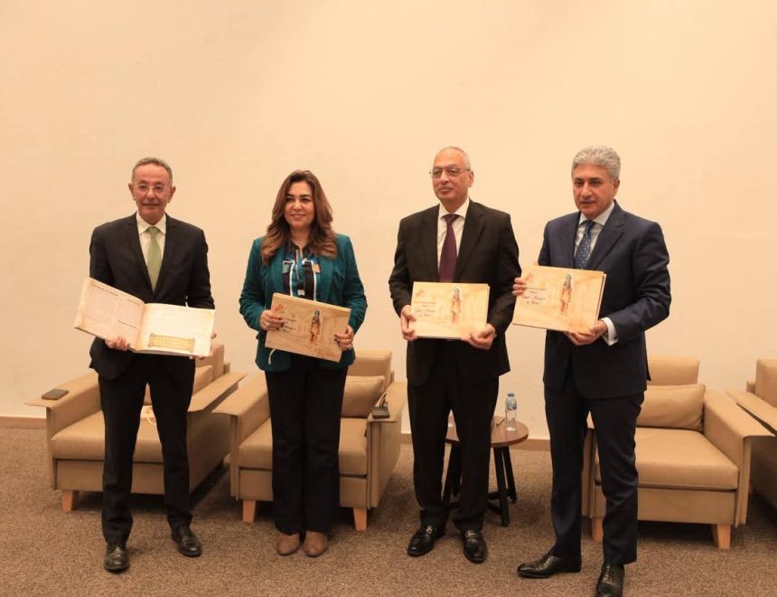 وزيرا السياحة والآثار البيئة يتسلمان تقرير البصمة الكربونية لحفل الافتتاح الرسمي للمتحف المصري الكبير