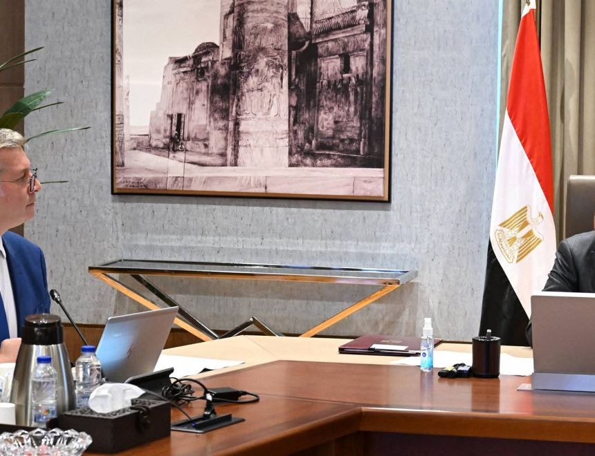 رئيس الوزراء يتابع مع وزير البترول عددًا من ملفات العمل