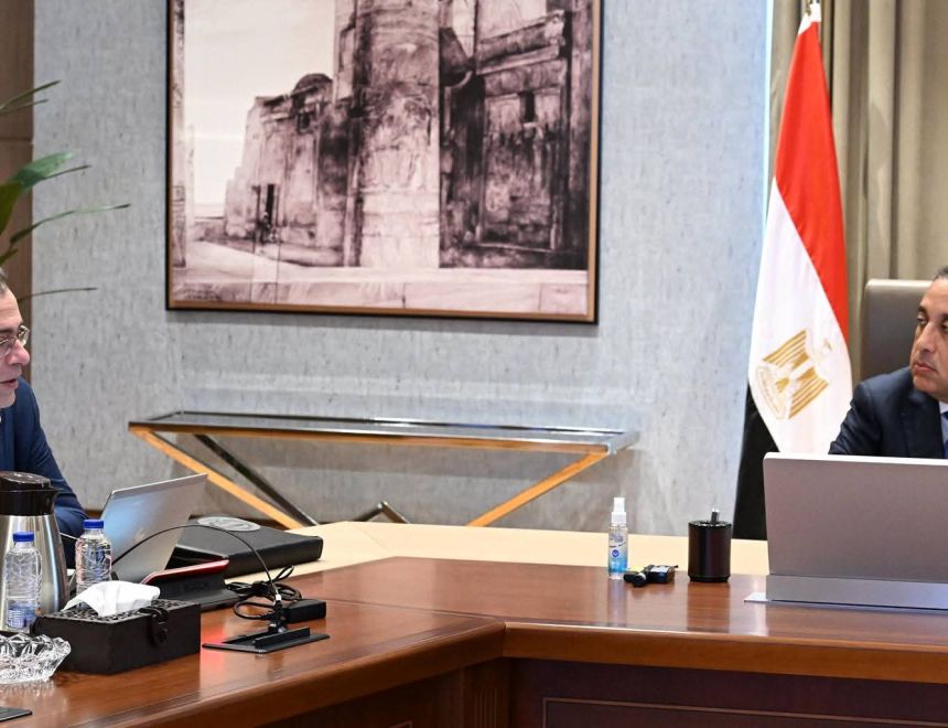 رئيس الوزراء يتابع مع رئيس الجهاز المركزي للتنظيم والإدارة عددا من ملفات العمل