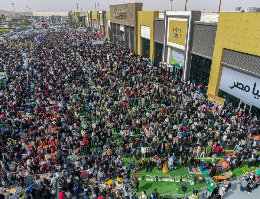 معرض القاهرة الدولي للكتاب يتخطى 4.5 مليون زائر خلال تسعة أيام&nbsp; منذ افتتاحه للجمهور