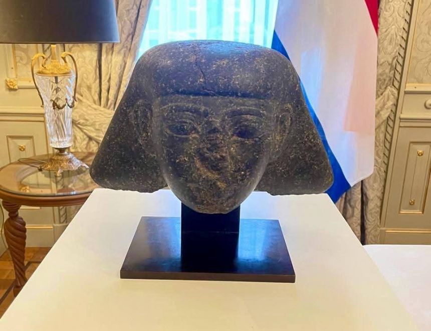 مصر تسترد قطعة أثرية هامة من عصر الملك تحتمس الثالث في تعاون دولي مع هولندا