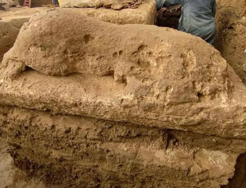 بعثة أثرية مصرية-صينية تكشف عن مبنى من الحجر الجيري يُرجّح انتماؤه لمعبد الملك أبريس بمنطقة ميت رهينة