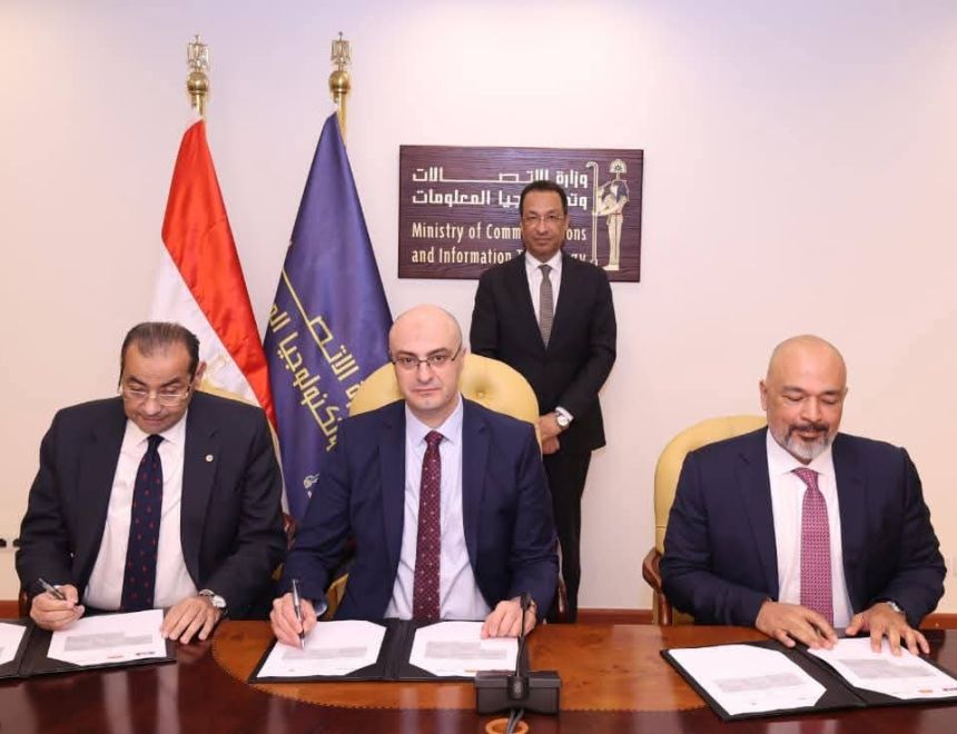 وزير الاتصالات يشهد توقيع عدد من الاتفاقيات التجارية بين الشركة المصرية للاتصالات وشركة إي آند مصر والجهاز القومي لتنظيم الاتصالات