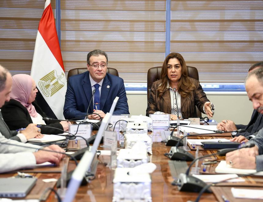 وزيرة التنمية المحلية والبيئة تبحث مع رئيس الجهاز المركزي للتنظيم والإدارة تعديلات الهياكل التنظيمية بالوزارة