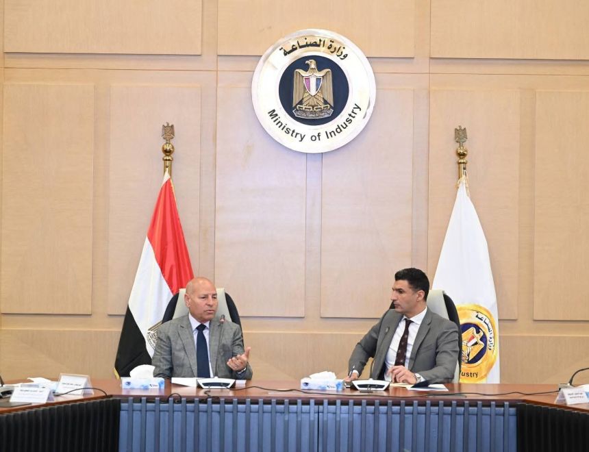 وزير الصناعة يبحث مع محافظ القاهرة ورئيس اتحاد الصناعات خطة تطوير شاملة لمنطقة شق الثعبان وتعزيز صناعة الرخام والجرانيت