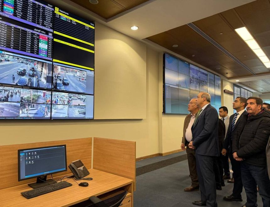 وزير الطيران المدني يتفقد غرفة العمليات وإدارة الأزمات بمطار القاهرة الدولي