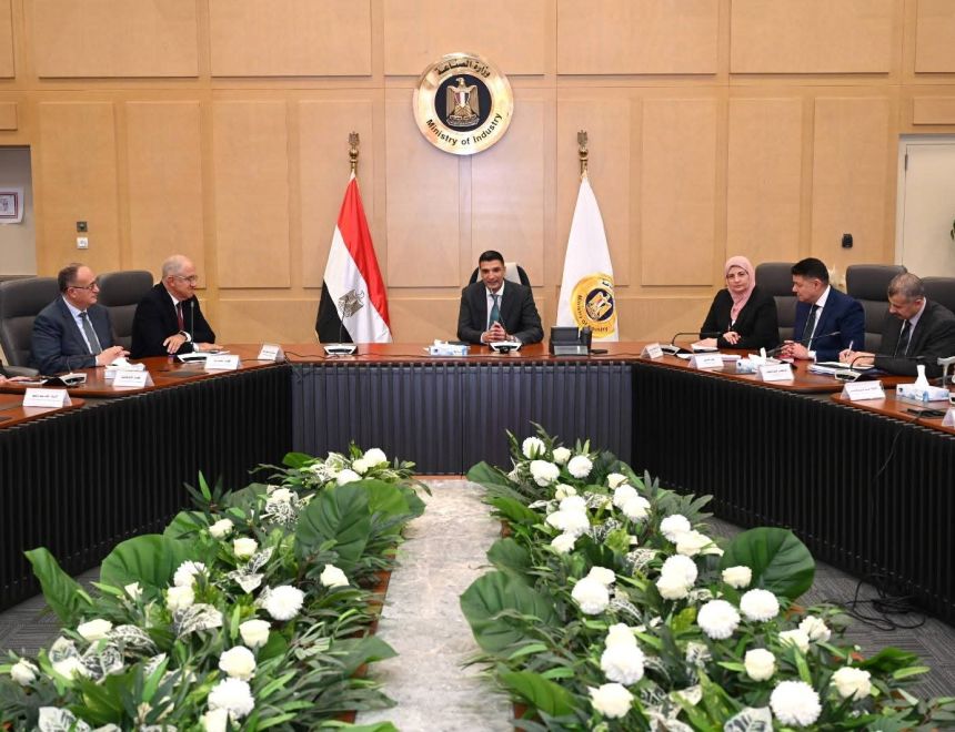 وزير الصناعة يعقد أول اجتماع مع اتحاد الصناعات والغرف الصناعية لبحث تحديات الصناعة المصرية وسبل حلها