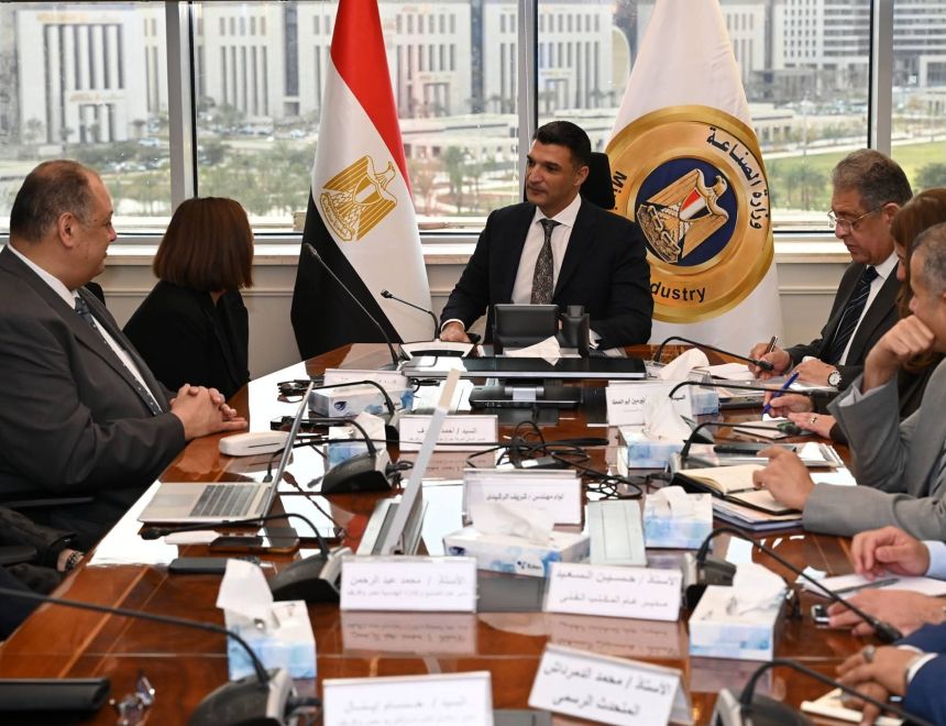 وزير الصناعة يبحث مع جنرال موتورز خططها التوسعية لتعزيز تنافسية صناعة السيارات في مصر