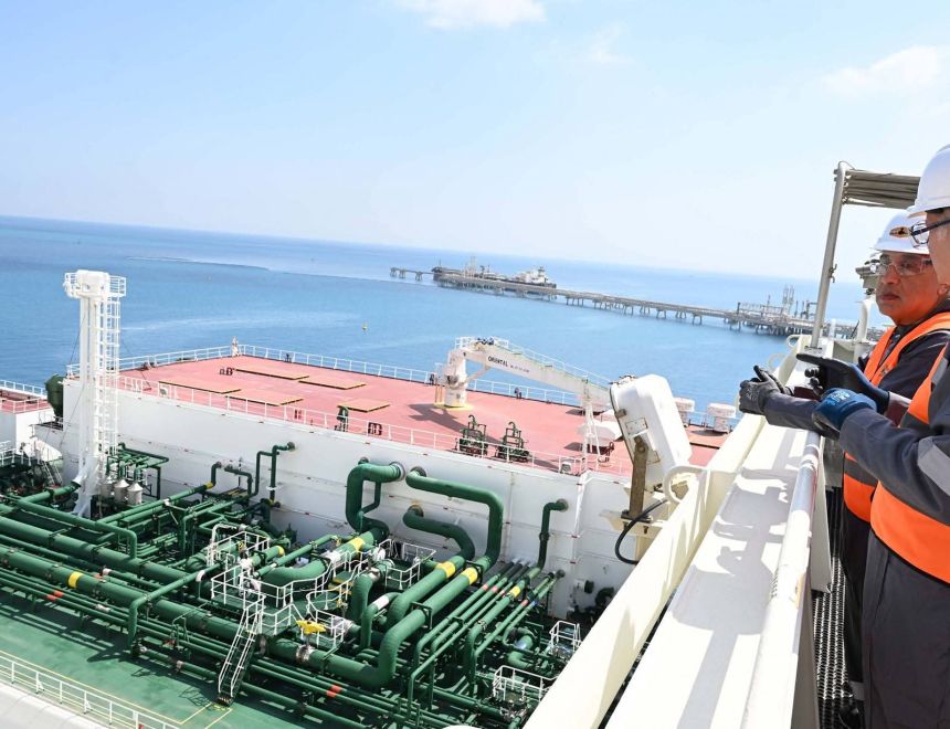 رئيس الوزراء يتفقد محطة تداول وتخزين المنتجات البترولية والغاز الطبيعي المسال بالميناء