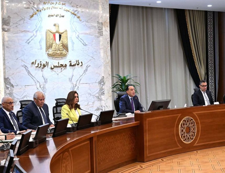 مدبولي مخاطباً المحافظين: دوركم الرئيس في هذه المرحلة تكثيف جهود المُتابعة الميدانية للأسواق والمنافذ التجارية 