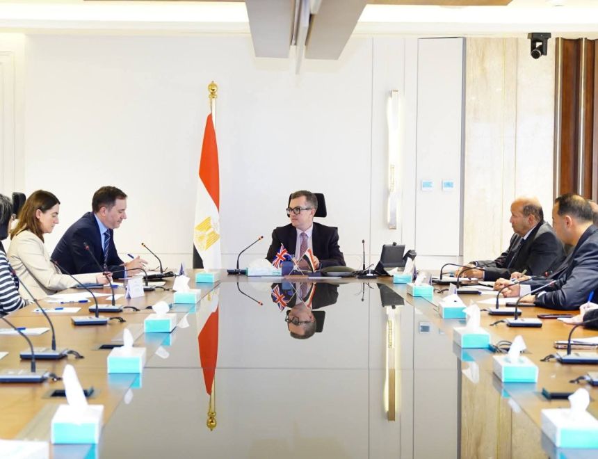 وزير التخطيط والتنمية الاقتصادية يلتقي السفير البريطاني لبحث تعزيز التعاون الاقتصادي