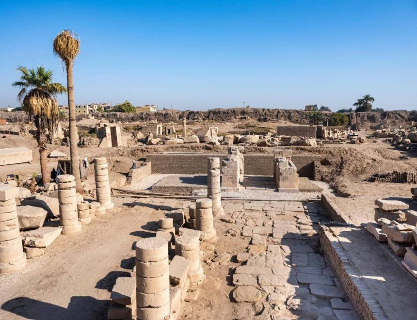 السياحة: الانتهاء من مشروع إعادة تركيب وترميم بوابة سور الملك رمسيس الثالث شمال معابد الكرنك