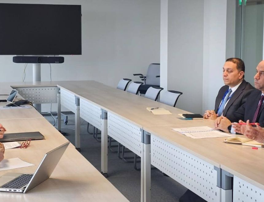 وزير العمل يلتقي قيادات إدارتي معايير العمل الدولية وحوكمة العمل وثلاثية الأطراف بالمنظمة