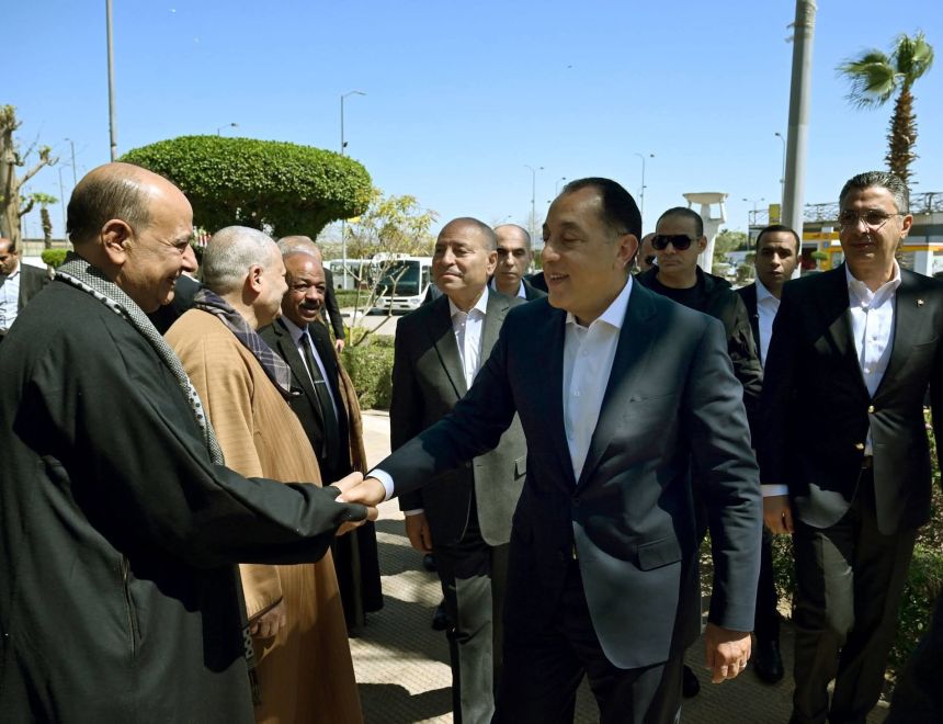 رئيس الوزراء يبدأ جولة تفقدية بسوق العبور لتجارة الجملة وأحد فروع "كاري أون" لمتابعة كفاءة سلاسل الإمداد واستقرار الأسواق