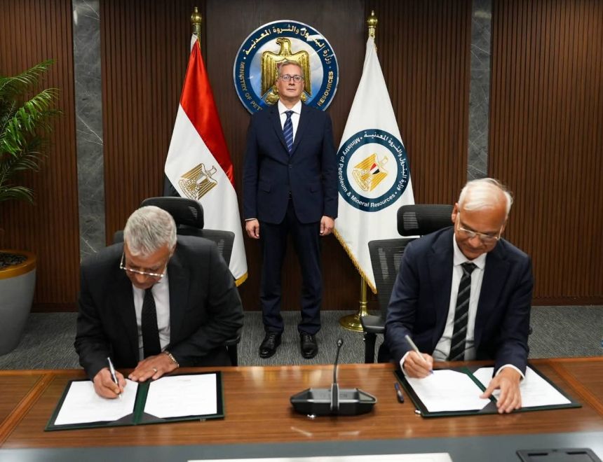 وزير البترول والثروة المعدنية يشهد توقيع عقد توريد خام الفوسفات للمجمع الصناعي الجديد بالمنطقة الاقتصادية لقناة السويس