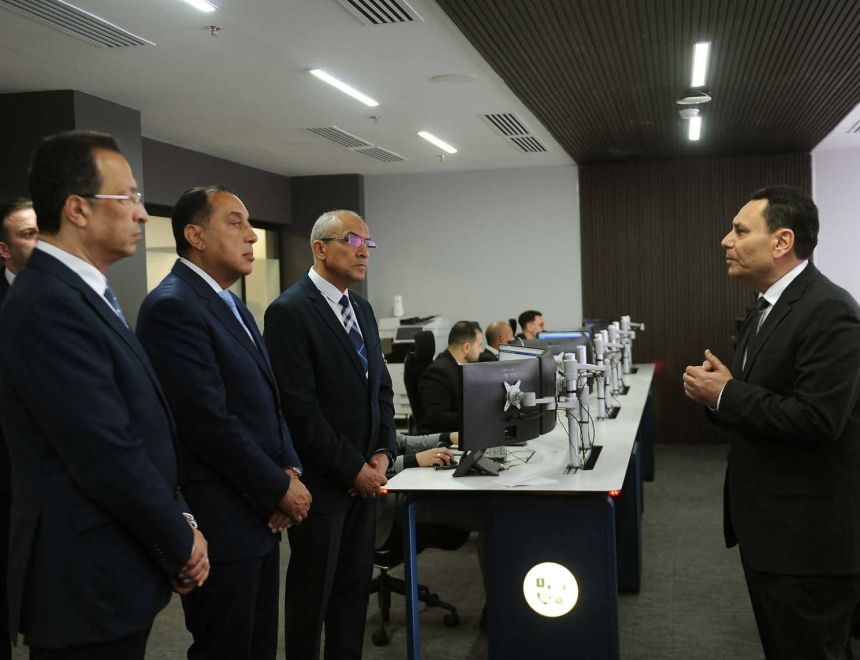 رئيس الوزراء يتفقد مركز التحكم والسيطرة والدعم الفني بالعاصمة الجديدة