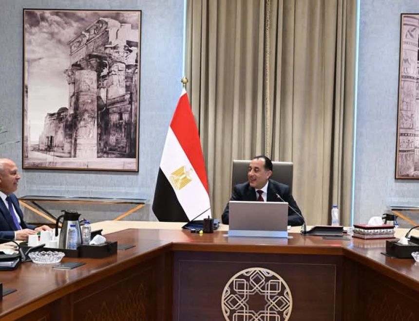 رئيس الوزراء يتابع موقف ترشيد استهلاك المواد البترولية في عدد من المشروعات الحكومية