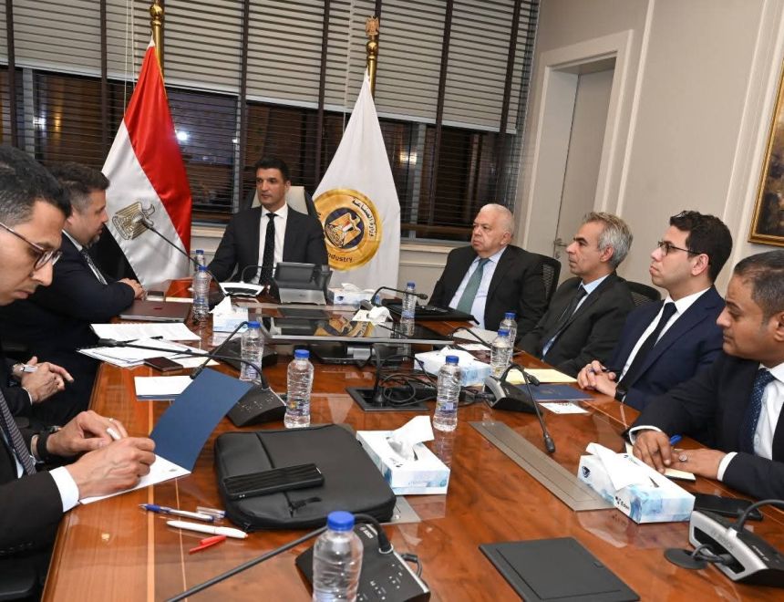 وزير الصناعة يبحث مع وفد شركة إيچيبت آمون للأمونيا الخضراء مشروعًا جديداً باستثمارات 5 مليارات دولار