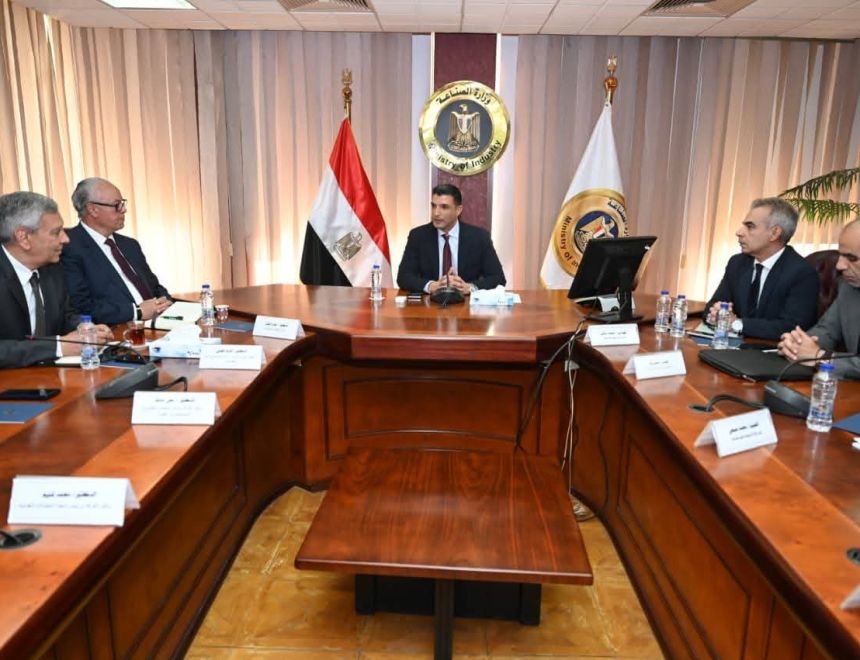 &nbsp;وزير الصناعة يبحث مع غرفة صناعة الأدوية ومستحضرات التجميل والمستلزمات الطبية تحديات واحتياجات الغرفة للنهوض بالقطاع وصادراته خلال المرحلة المقبلة