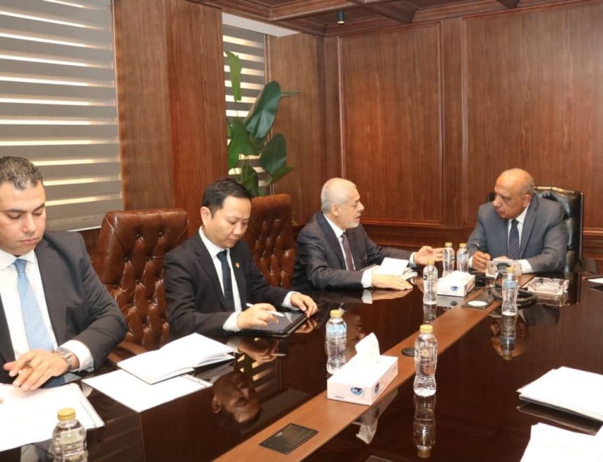 وزير الكهرباء والطاقة المتجددة يبحث مع مسئولي شركة "AMEA POWER" الإماراتية تطور الأعمال، ومستجدات تنفيذ مشروعات الطاقة الشمسية وطاقة الرياح