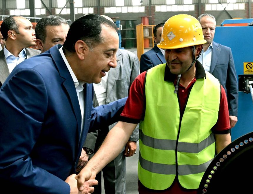 رئيس الوزراء يتفقد مصنع شركة "الوادي للكابلات"