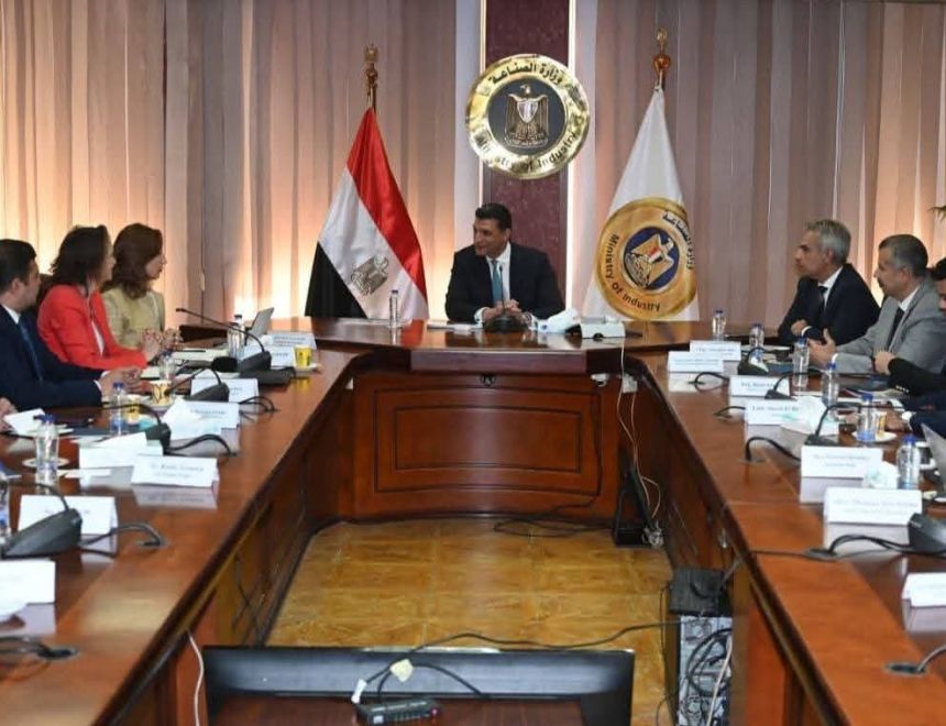 وزير الصناعة يبحث مع وفد مجموعة شركات غوروك التركية G&uuml;rok Group خطة المجموعة لإقامة مشروع صناعي في مصر لصناعة المنتجات الزجاجية