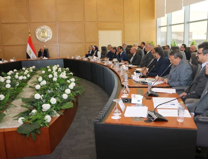 محمود عصمت يجتمع برؤساء شركات إنتاج، ونقل، وتوزيع الكهرباء، ويوجه برفع درجة الاستعداد لمجابهة ارتفاع الأحمال وزيادة الاستهلاك لتأمين الشبكة الموحدة وضمان استقرار التغذية الكهربائية خلال فصل الصيف