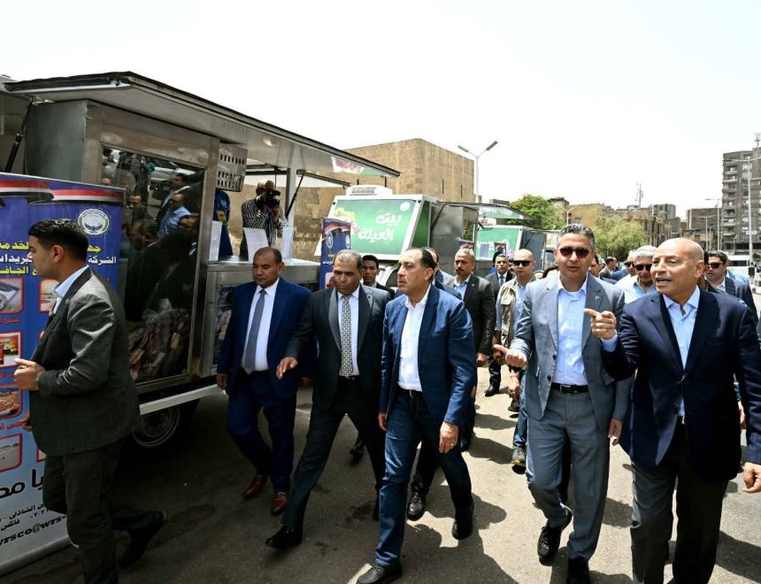 خلال أثناء جولته بعدد من المناطق بمحافظة القاهرة.. رئيس الوزراء يتفقد معرض "أهلًا بالعيد" بمنطقة الجمالية