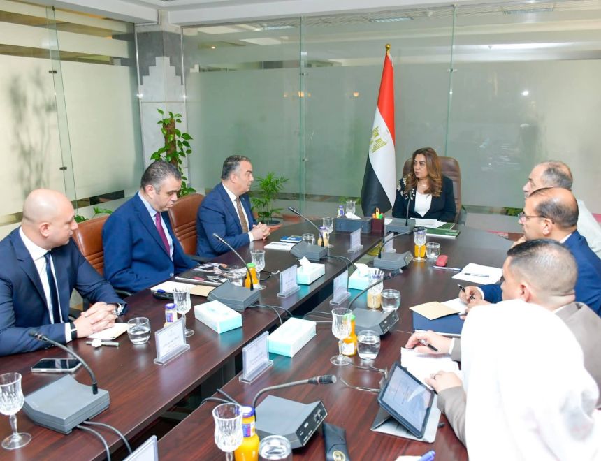 وزيرة التنمية المحلية تبحث مع عدد من الشركات تطوير وحوكمة منظومة النقل الجماعي لسيارات الميكروباص والسيرفيس بالمحافظات