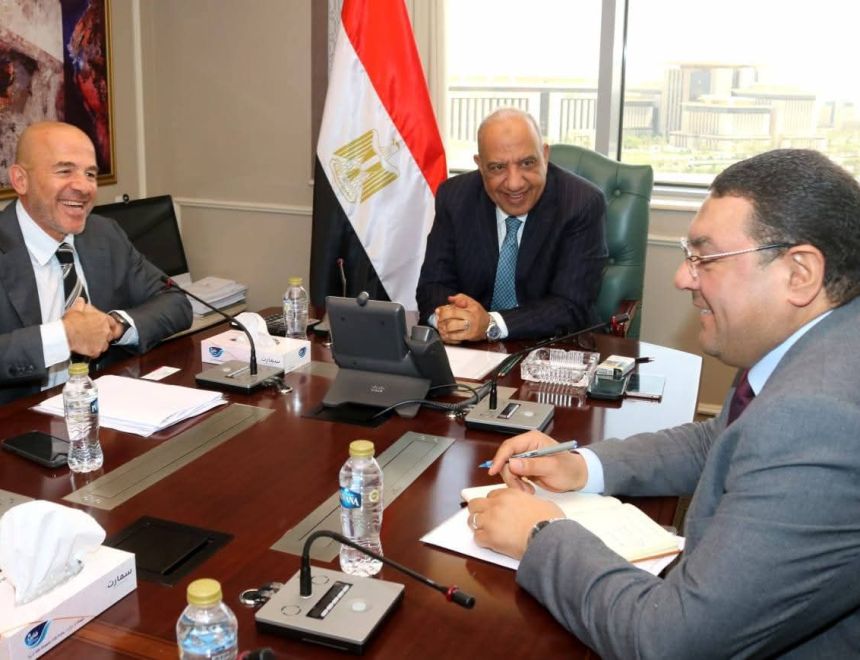 وزير الكهرباء والطاقة المتجددة يتابع مع مجموعة "إنكوم" مستجدات وآليات توفير الطاقة الكهربائية اللازمة لإقامة مشروع مركز عالمي للبيانات