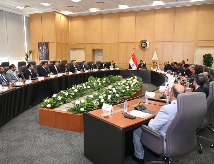 وزير الصناعة يضع خارطة طريق لقطاع الأسمنت.. 19 شركة و75.5 مليون طن طاقة إنتاجية