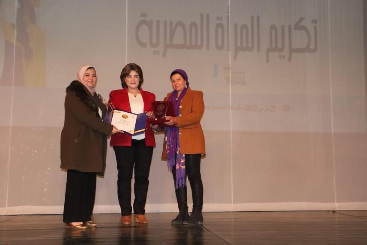 قصور الثقافة تكرم الاعلامية ماجده محمود كأفضل شخصية على المستوى القومي 