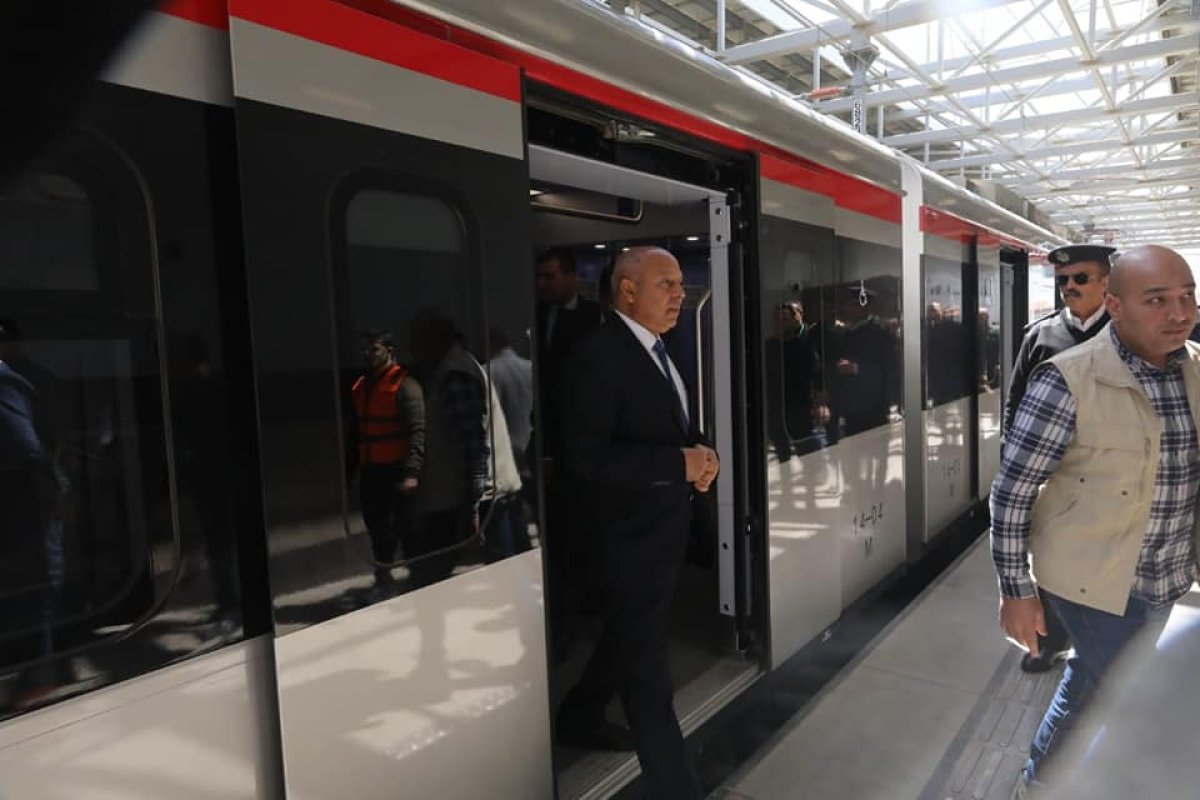 وزير النقل يتفقد انتظام العمل بمحطة عدلي منصور ويستقل أحد قطارات LRT